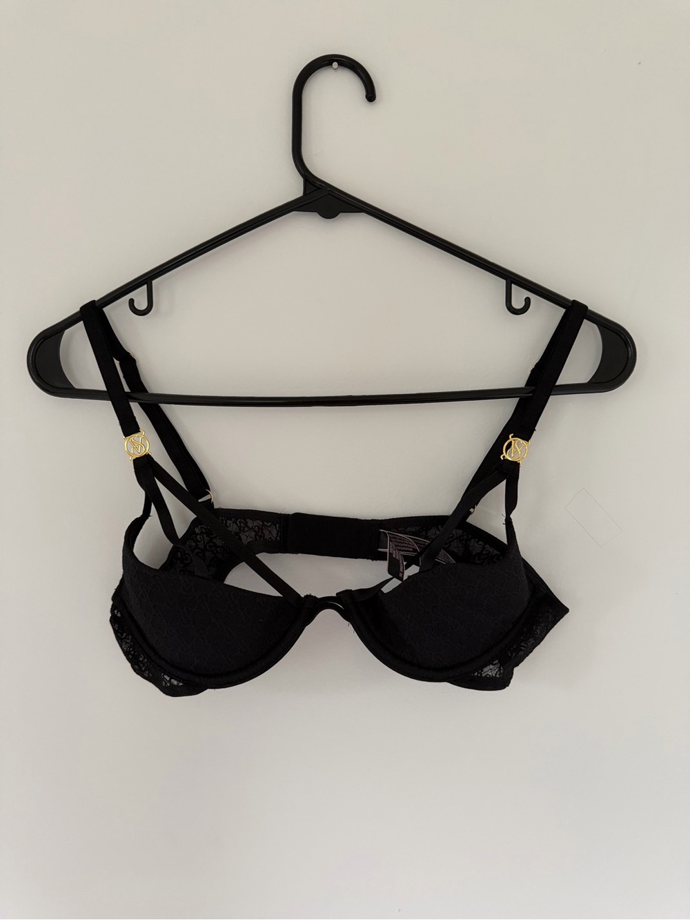 Victoria’s Secret Black Lace Underwire Bra – Women's Intimates